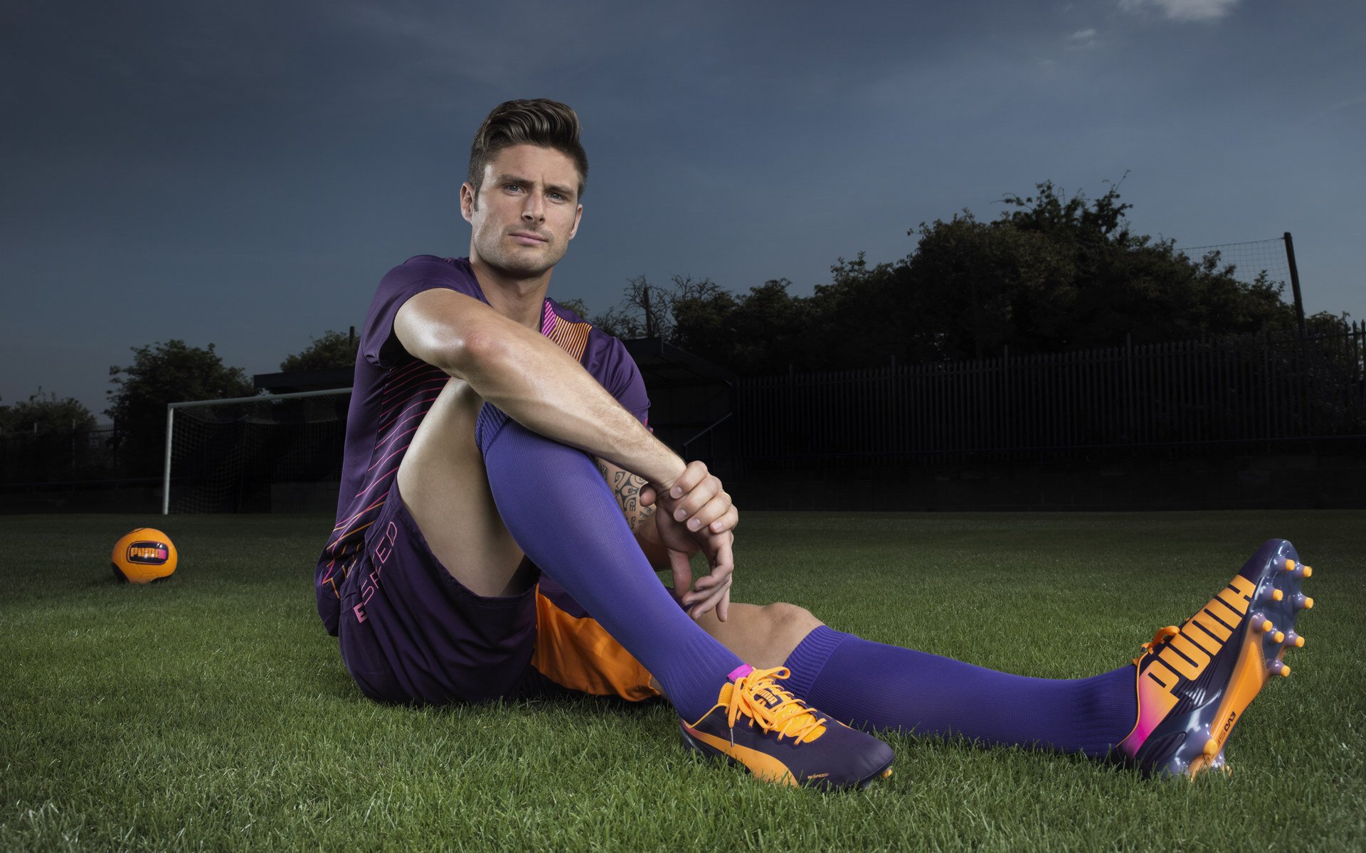 “华金·托比利亚的精准铲球与强硬拼搏，为美洲狮队提供坚强防守保障”