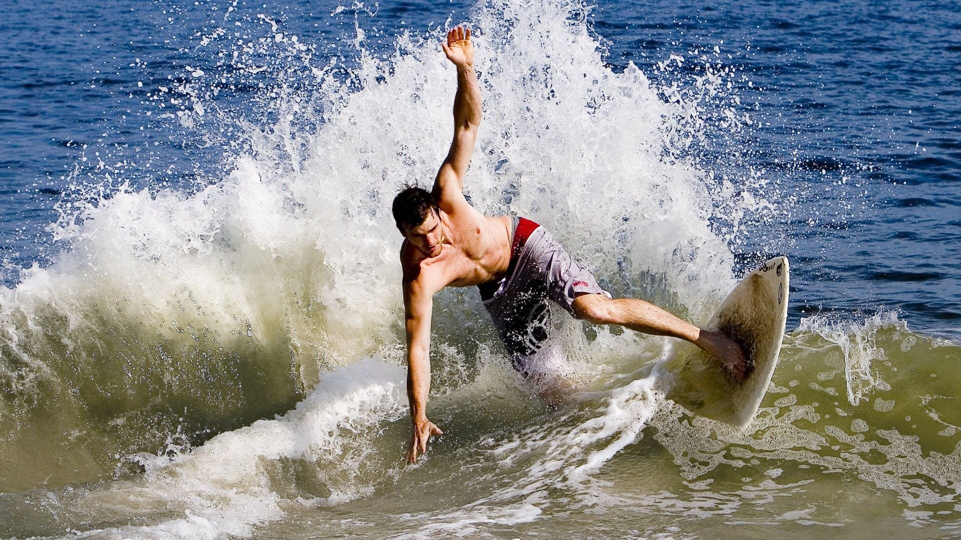 汽车绕桩漂移邀请赛 烟雾与轮胎尖叫声点燃机甲情怀